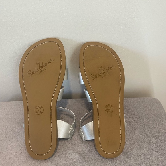 Salt Water Sandals by Hoy - Shiny Silver Kids Sandals Youth 4 Women’s 6 - Picture 4 of 5